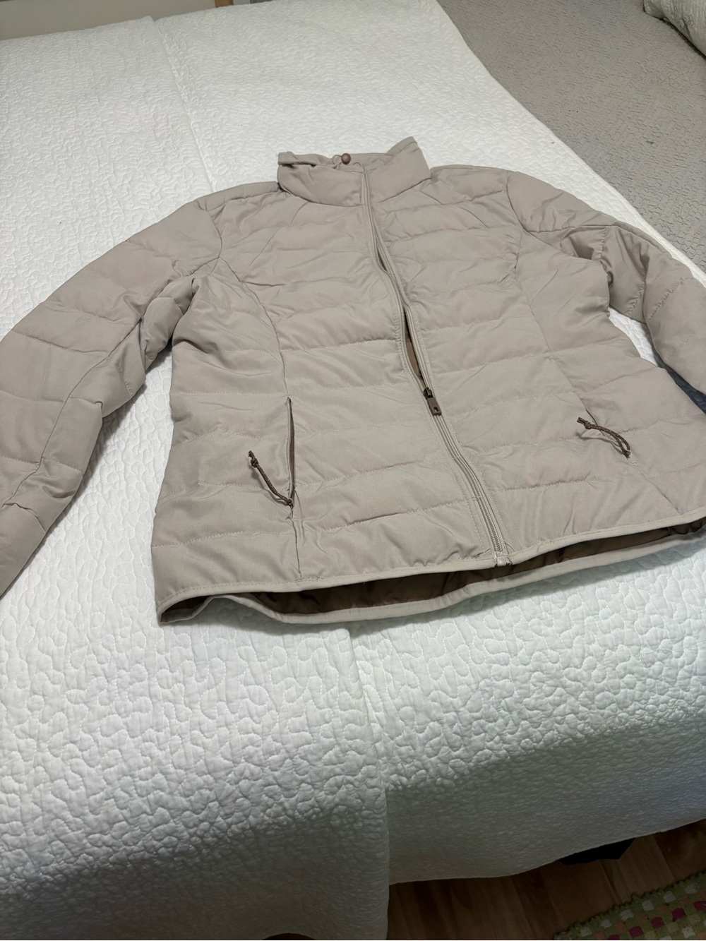 Avalanche Women’s Quilted Puffer Jacket Beige.  Size L  Zippered. New W/O tags.